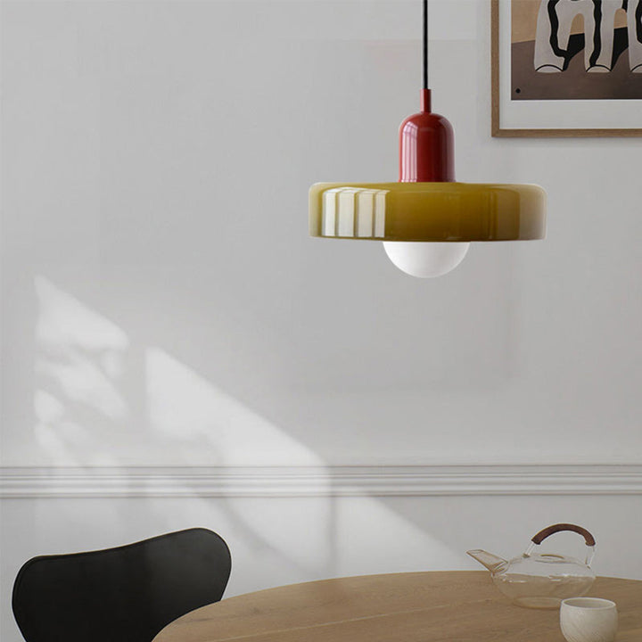 Suspension luminaire Bauhaus, verre coloré, design artistique, lumière douce.