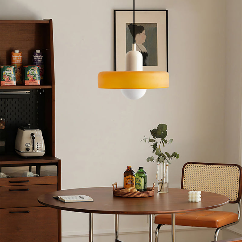 Suspension luminaire Bauhaus, verre coloré, design artistique, lumière douce.