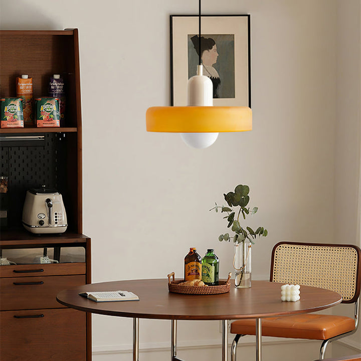 Suspension luminaire Bauhaus, verre coloré, design artistique, lumière douce.