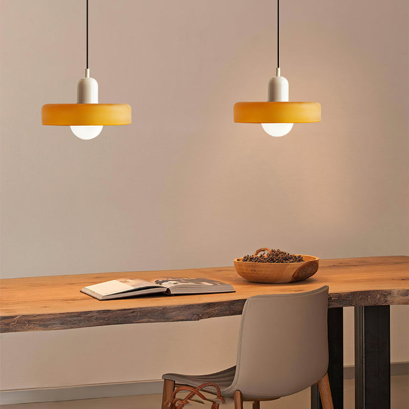 Suspension luminaire Bauhaus, verre coloré, design artistique, lumière douce.