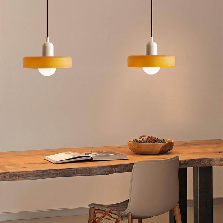 Suspension luminaire Bauhaus, verre coloré, design artistique, lumière douce.