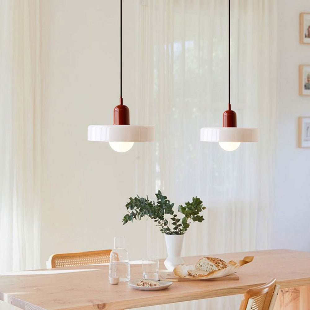 Suspension luminaire Bauhaus, verre coloré, design artistique, lumière douce.