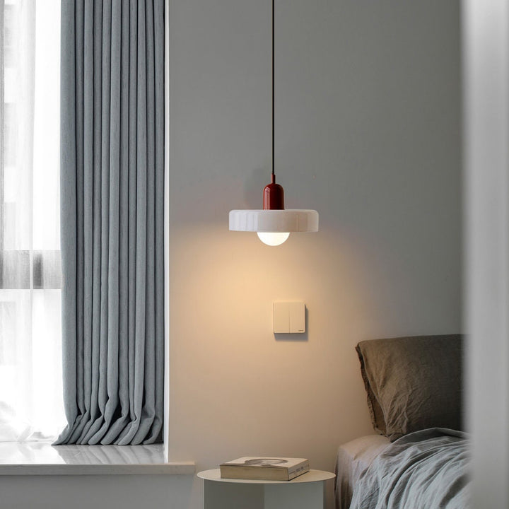 Suspension luminaire Bauhaus, verre coloré, design artistique, lumière douce.
