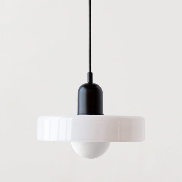 Suspension luminaire Bauhaus, verre coloré, design artistique, lumière douce.