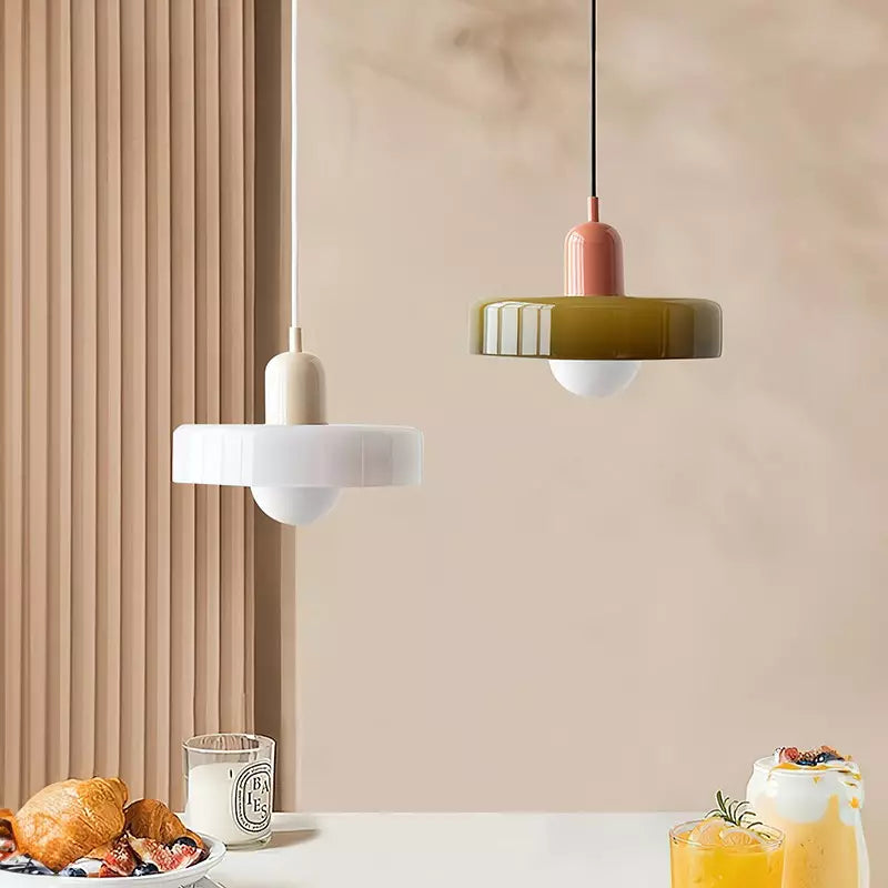 Suspension luminaire Bauhaus, verre coloré, design artistique, lumière douce.