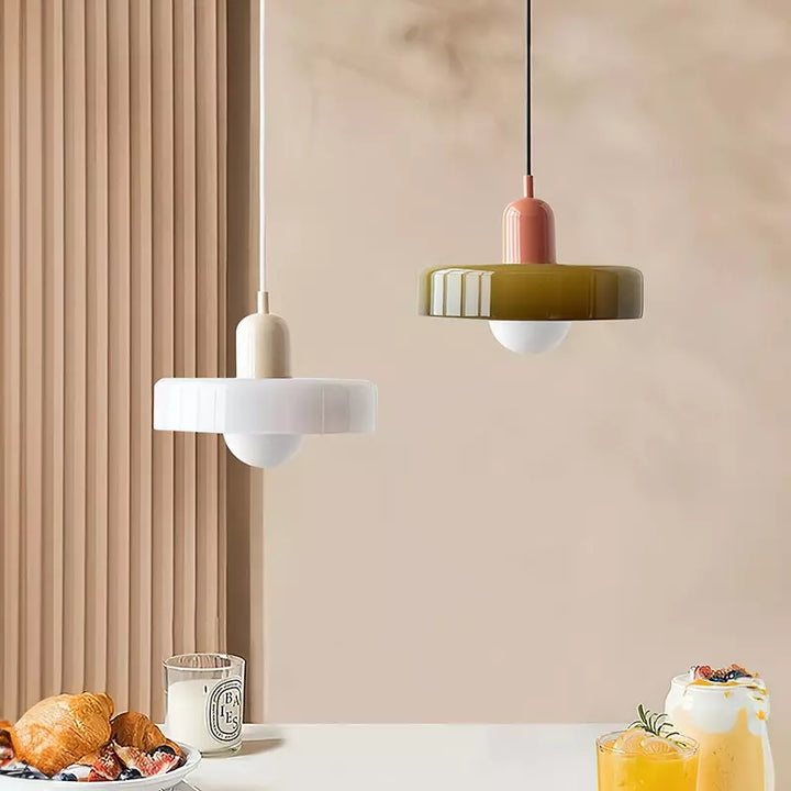 Suspension luminaire Bauhaus, verre coloré, design artistique, lumière douce.