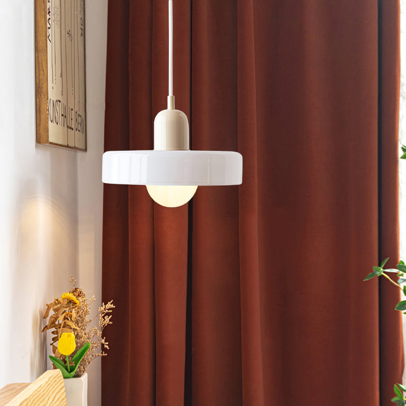 Suspension luminaire Bauhaus, verre coloré, design artistique, lumière douce.