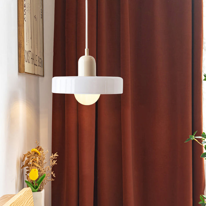 Suspension luminaire Bauhaus, verre coloré, design artistique, lumière douce.