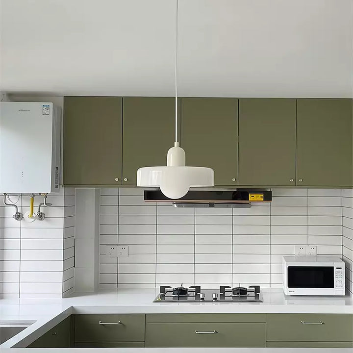 Suspension luminaire Bauhaus, verre coloré, design artistique, lumière douce.