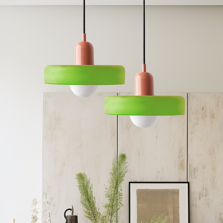 Suspension luminaire Bauhaus, verre coloré, design artistique, lumière douce.