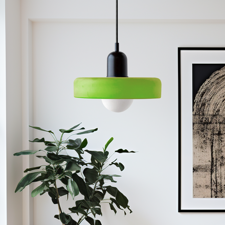 Suspension luminaire Bauhaus, verre coloré, design artistique, lumière douce.