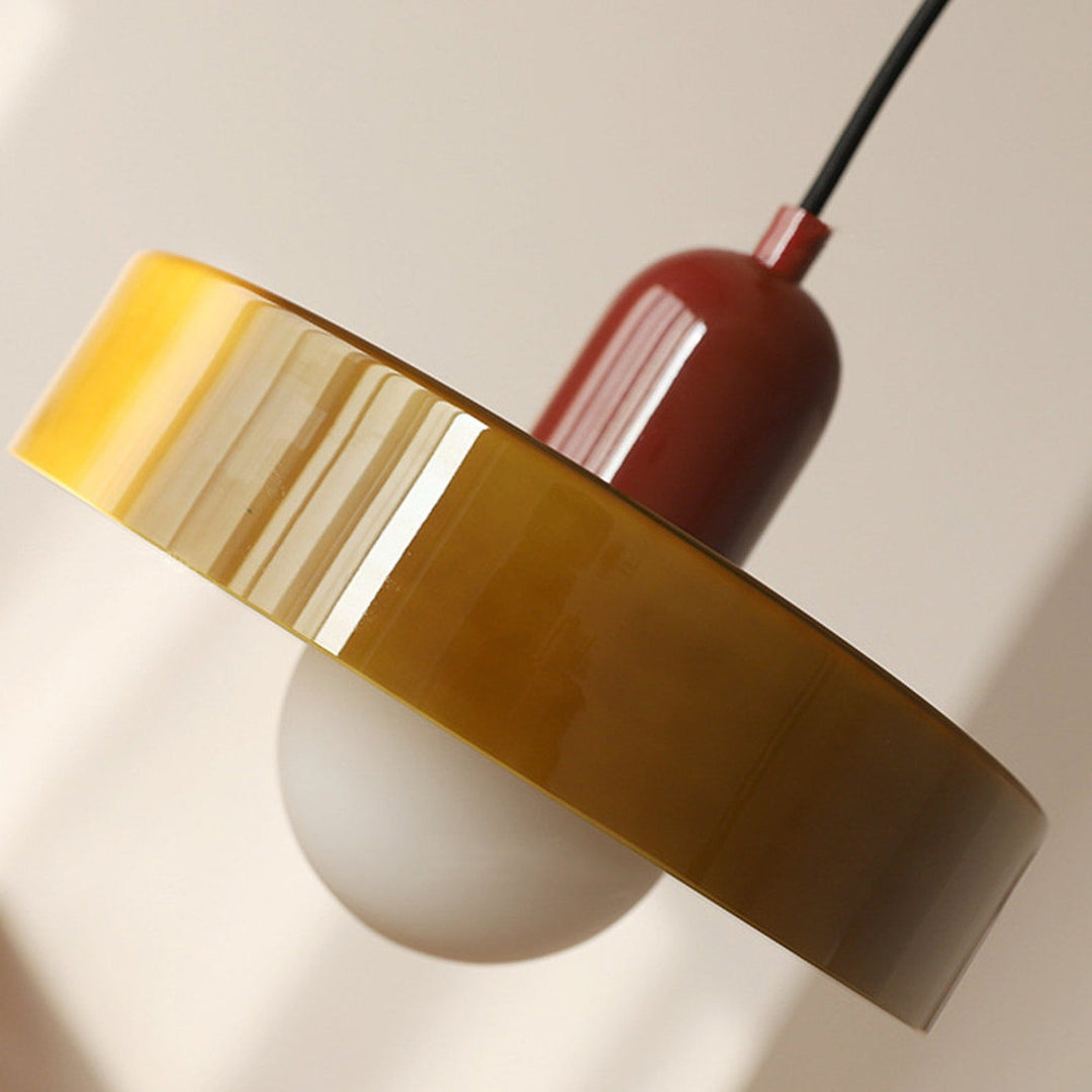 Suspension luminaire Bauhaus, verre coloré, design artistique, lumière douce.
