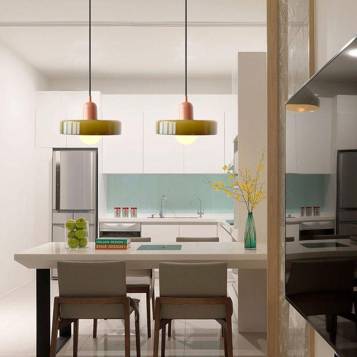 Suspension luminaire Bauhaus, verre coloré, design artistique, lumière douce.