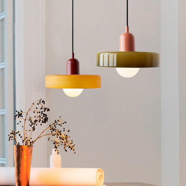 Suspension luminaire Bauhaus, verre coloré, design artistique, lumière douce.