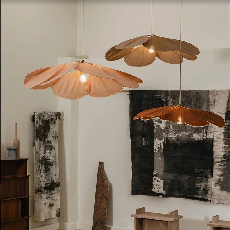 Suspension lumineuse design floral, éclairage intérieur élégant et chaleureux.  Parfait pour une déco moderne.
