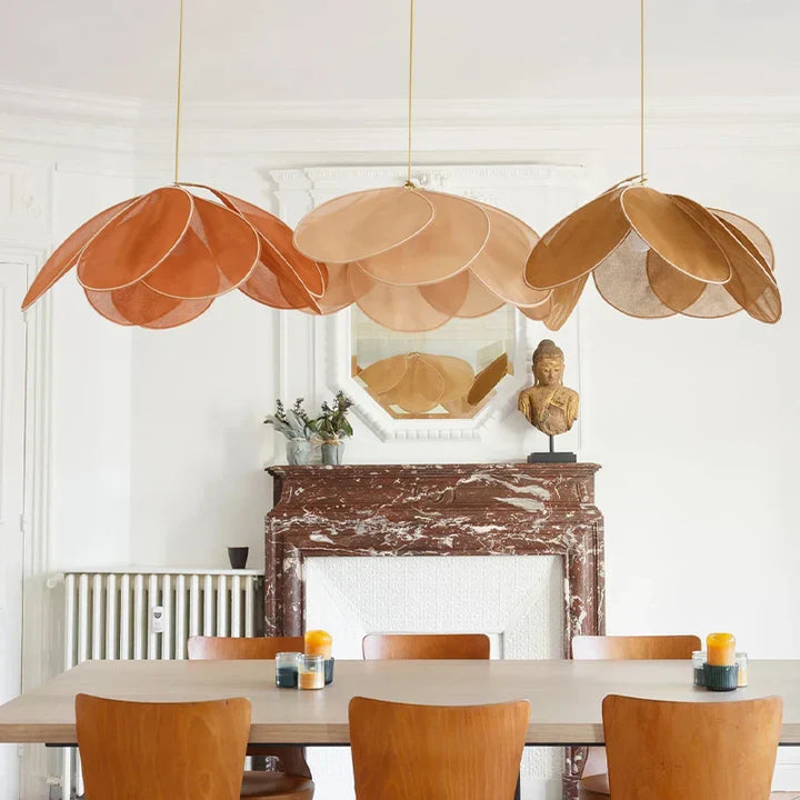 Suspension lumineuse design floral, éclairage intérieur élégant et chaleureux.  Parfait pour une déco moderne.