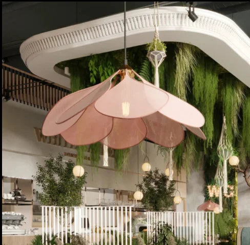 Suspension lumineuse design floral, éclairage intérieur élégant et chaleureux.  Parfait pour une déco moderne.