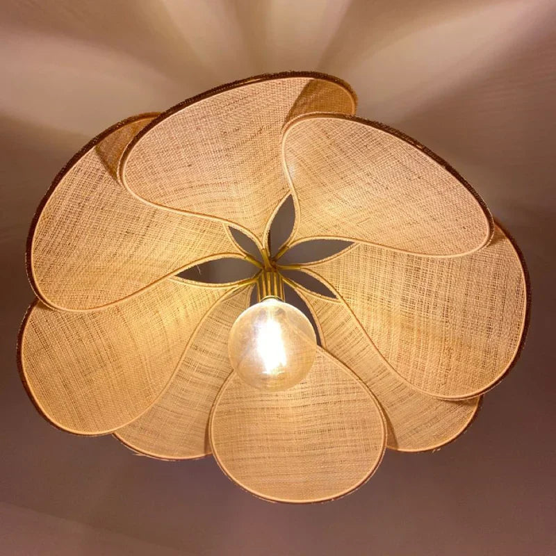 Suspension lumineuse design floral, éclairage intérieur élégant et chaleureux.  Parfait pour une déco moderne.