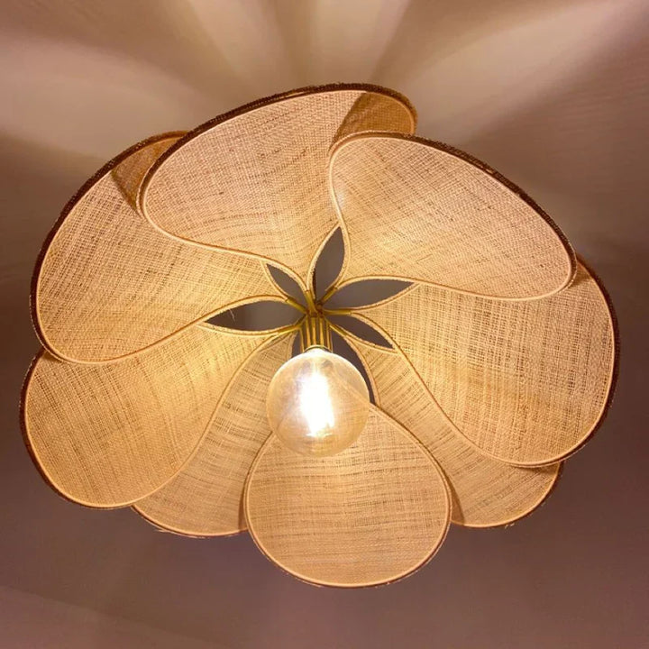 Suspension lumineuse design floral, éclairage intérieur élégant et chaleureux.  Parfait pour une déco moderne.