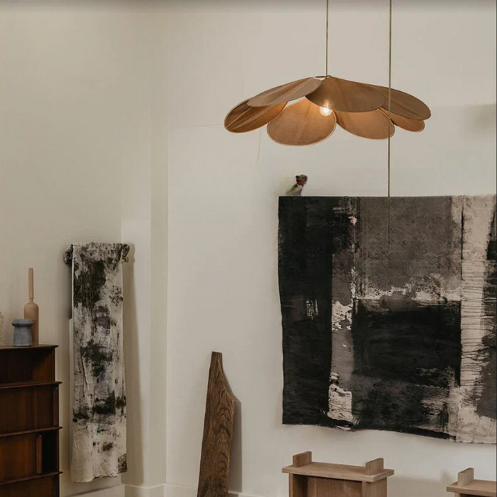 Suspension lumineuse design floral, éclairage intérieur élégant et chaleureux.  Parfait pour une déco moderne.