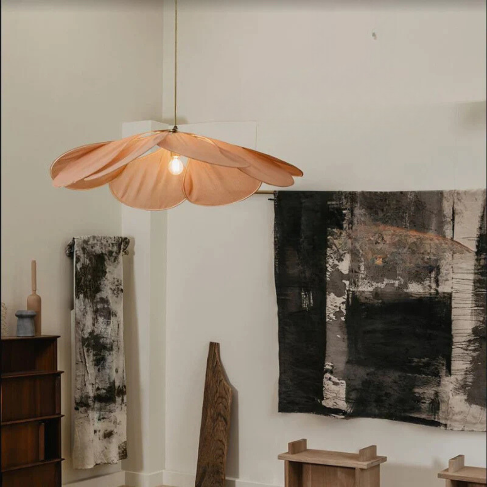 Suspension lumineuse design floral, éclairage intérieur élégant et chaleureux.  Parfait pour une déco moderne.