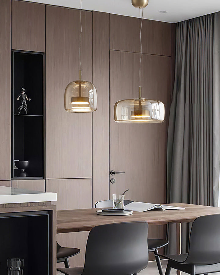 Suspension lumineuse en verre soufflé, design élégant et moderne.  Luminaire intérieur, forme tambour, ambiance chaleureuse.