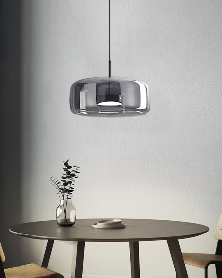 Suspension lumineuse en verre soufflé, design élégant et moderne.  Luminaire intérieur, forme tambour, ambiance chaleureuse.