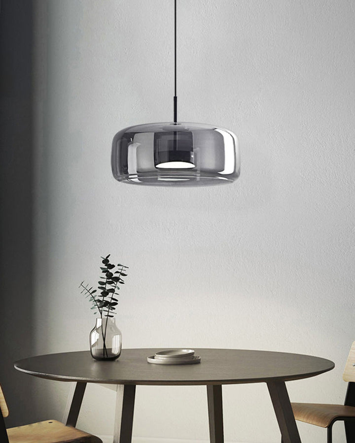Suspension lumineuse en verre soufflé, design élégant et moderne.  Luminaire intérieur, forme tambour, ambiance chaleureuse.