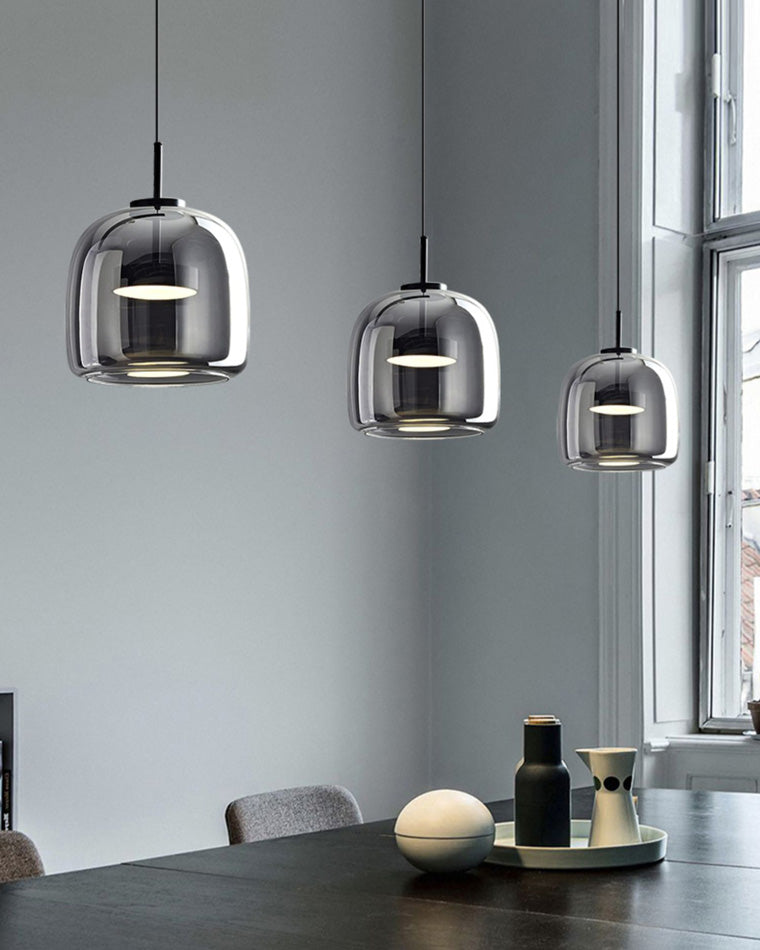 Suspension lumineuse en verre soufflé, design élégant et moderne.  Luminaire intérieur, forme tambour, ambiance chaleureuse.