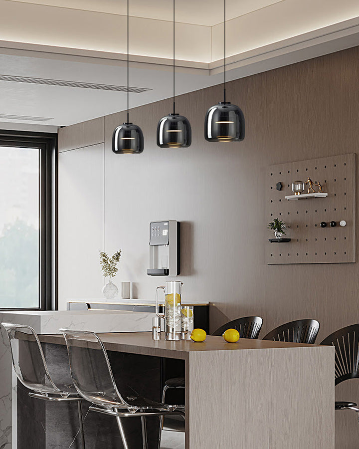 Suspension lumineuse en verre soufflé, design élégant et moderne.  Luminaire intérieur, forme tambour, ambiance chaleureuse.
