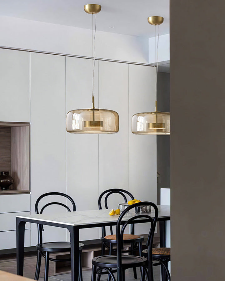 Suspension lumineuse en verre soufflé, design élégant et moderne.  Luminaire intérieur, forme tambour, ambiance chaleureuse.