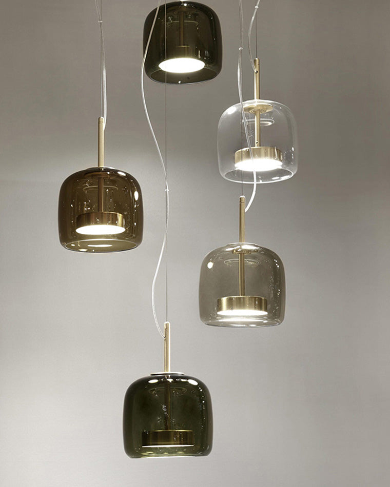 Suspension lumineuse en verre soufflé, design élégant et moderne.  Luminaire intérieur, forme tambour, ambiance chaleureuse.