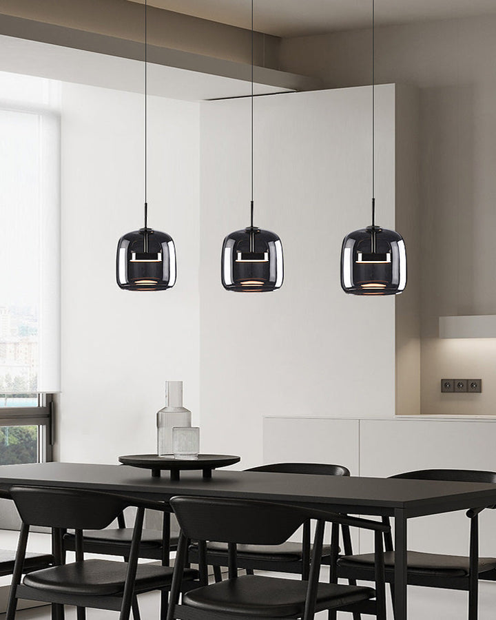 Suspension lumineuse en verre soufflé, design élégant et moderne.  Luminaire intérieur, forme tambour, ambiance chaleureuse.