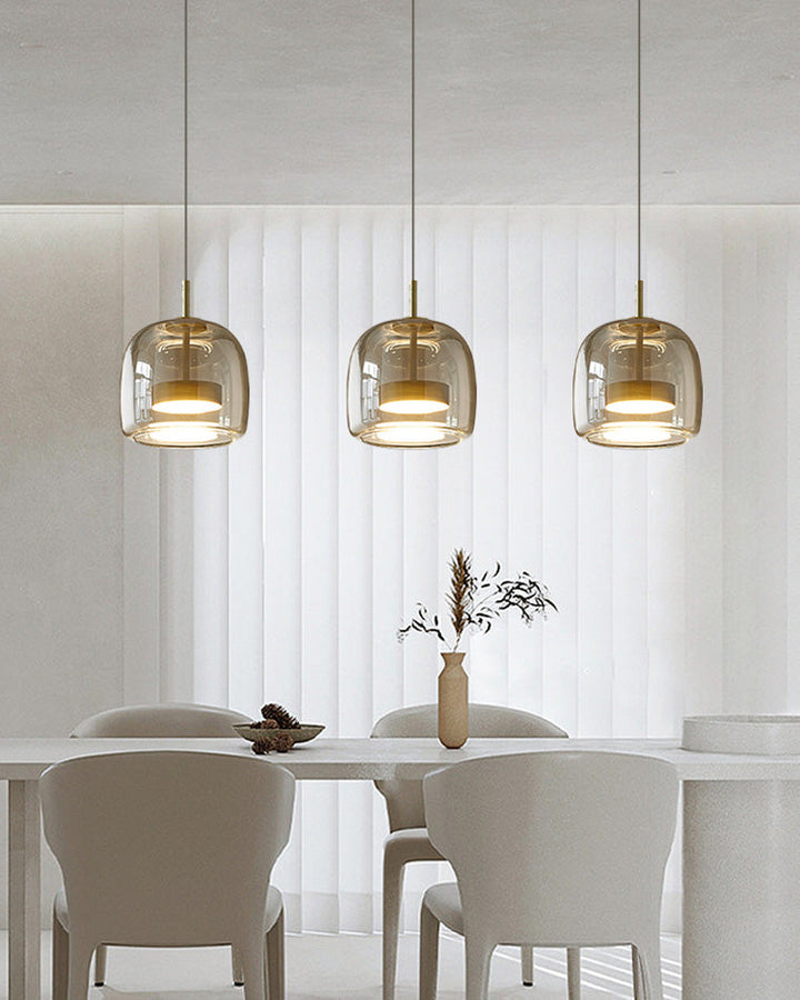 Suspension lumineuse en verre soufflé, design élégant et moderne.  Luminaire intérieur, forme tambour, ambiance chaleureuse.