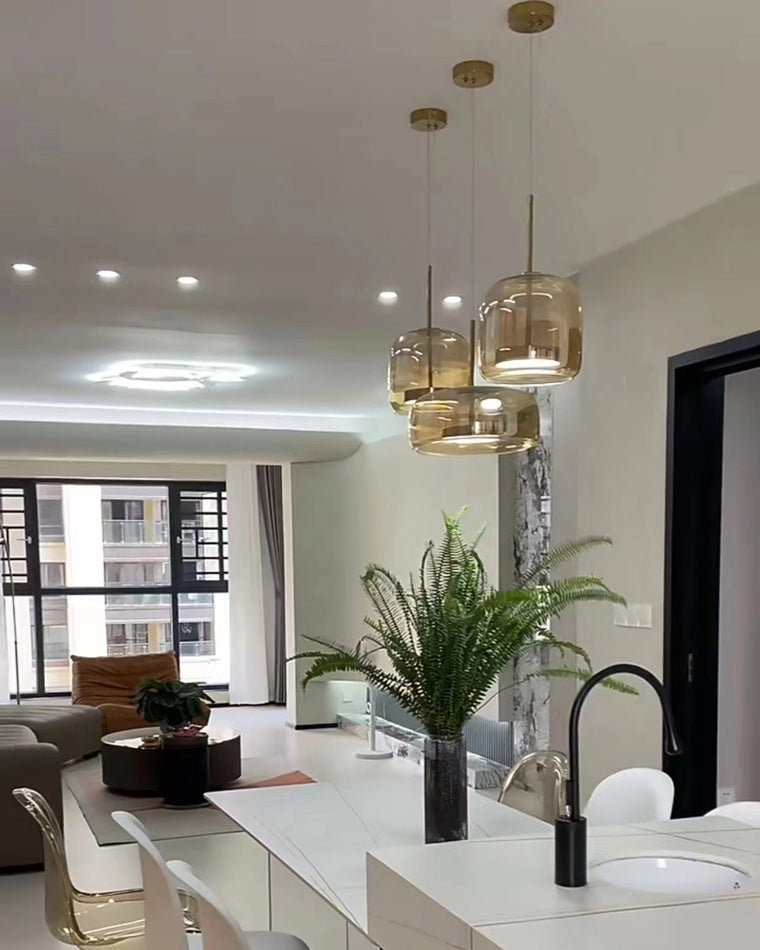 Suspension lumineuse en verre soufflé, design élégant et moderne.  Luminaire intérieur, forme tambour, ambiance chaleureuse.