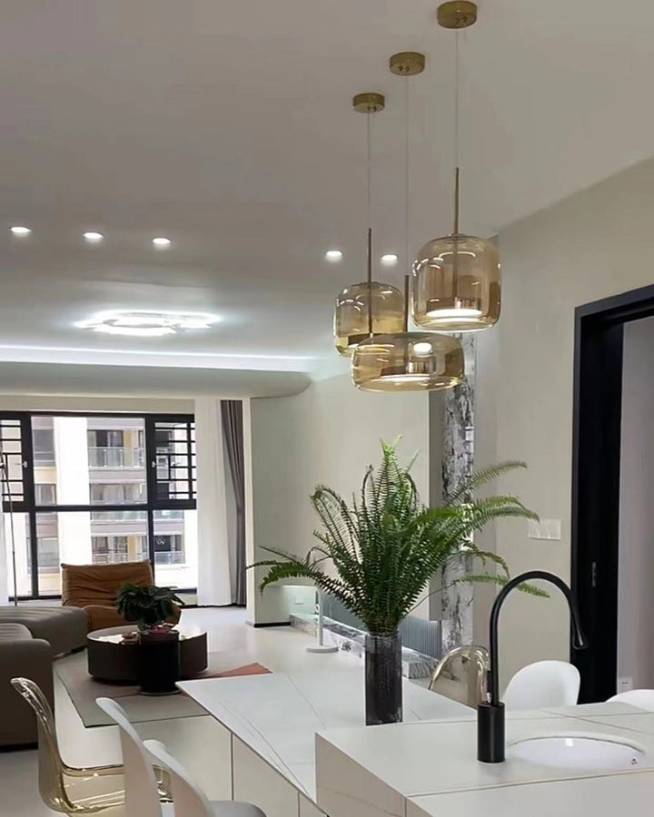 Suspension lumineuse en verre soufflé, design élégant et moderne.  Luminaire intérieur, forme tambour, ambiance chaleureuse.