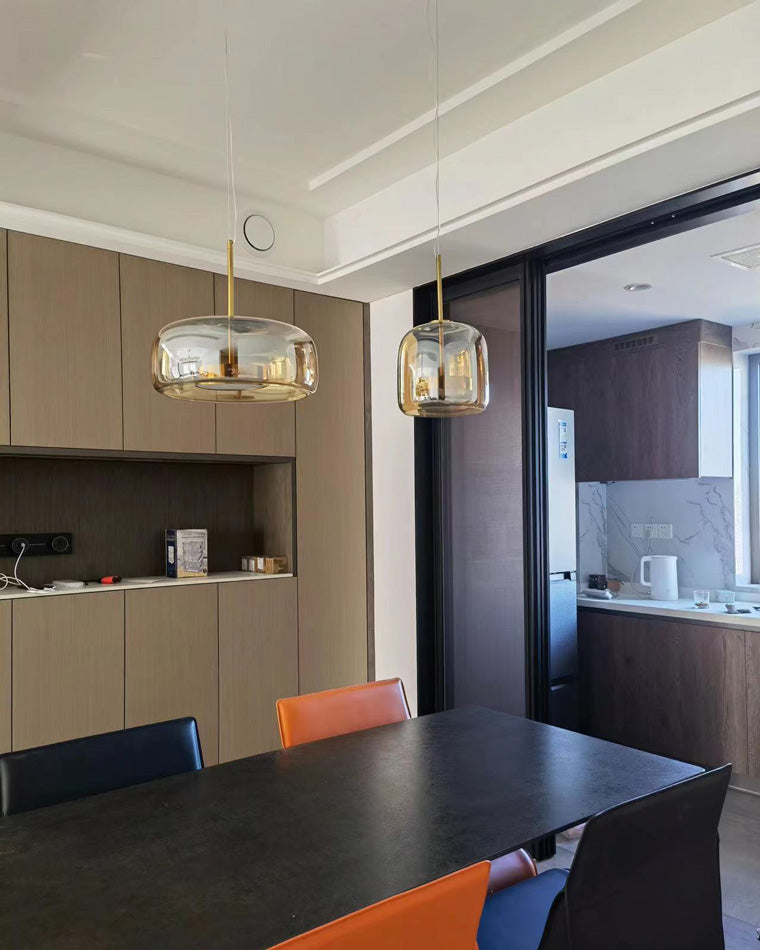 Suspension lumineuse en verre soufflé, design élégant et moderne.  Luminaire intérieur, forme tambour, ambiance chaleureuse.