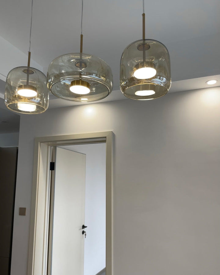 Suspension lumineuse en verre soufflé, design élégant et moderne.  Luminaire intérieur, forme tambour, ambiance chaleureuse.