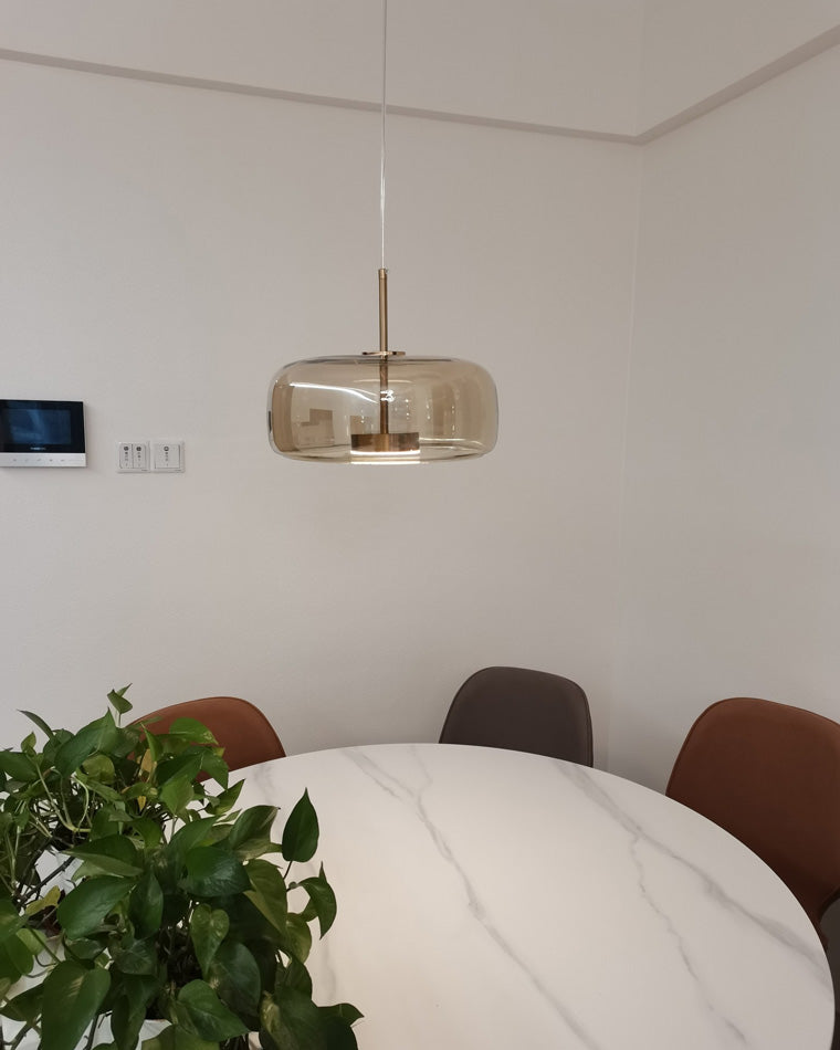 Suspension lumineuse en verre soufflé, design élégant et moderne.  Luminaire intérieur, forme tambour, ambiance chaleureuse.