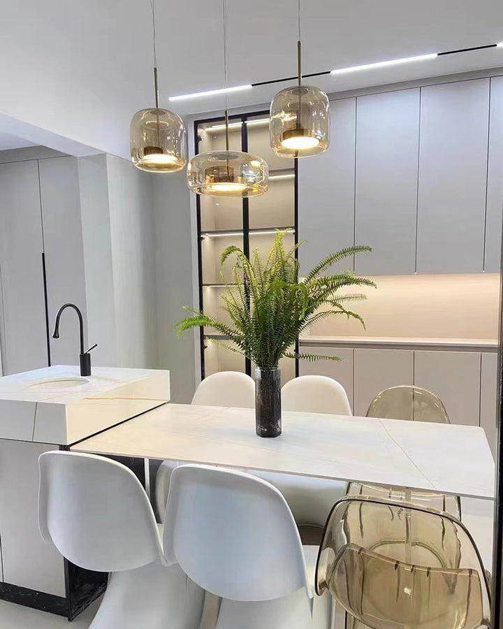 Suspension lumineuse en verre soufflé, design élégant et moderne.  Luminaire intérieur, forme tambour, ambiance chaleureuse.