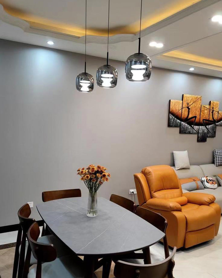 Suspension lumineuse en verre soufflé, design élégant et moderne.  Luminaire intérieur, forme tambour, ambiance chaleureuse.