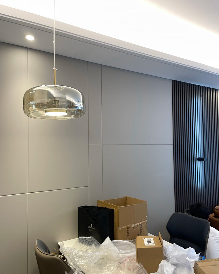 Suspension lumineuse en verre soufflé, design élégant et moderne.  Luminaire intérieur, forme tambour, ambiance chaleureuse.