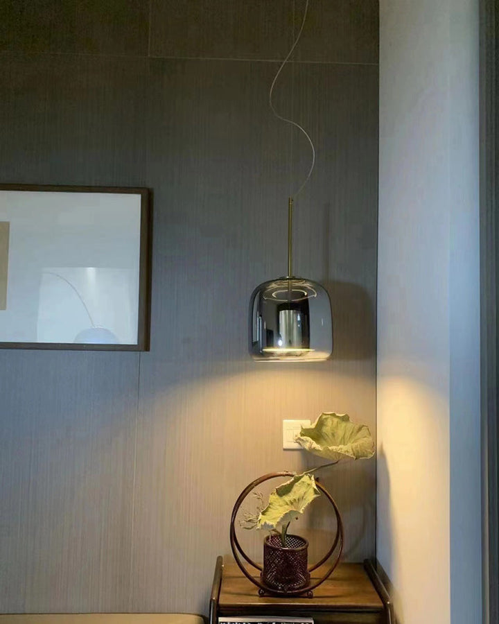 Suspension lumineuse en verre soufflé, design élégant et moderne.  Luminaire intérieur, forme tambour, ambiance chaleureuse.