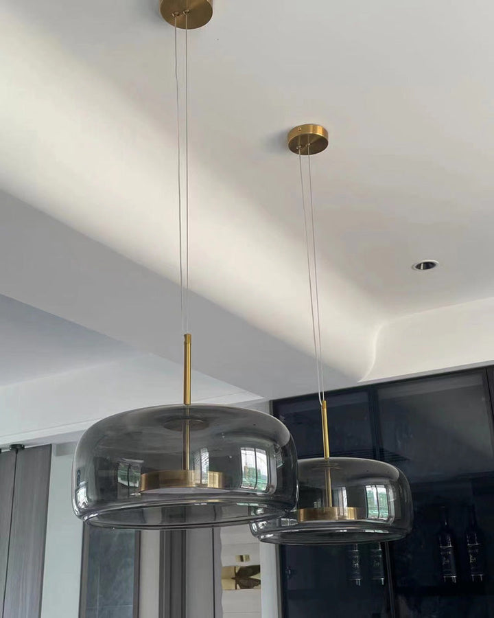 Suspension lumineuse en verre soufflé, design élégant et moderne.  Luminaire intérieur, forme tambour, ambiance chaleureuse.