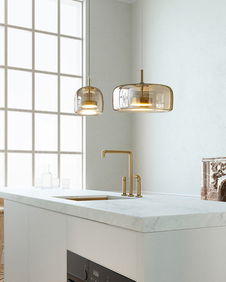 Suspension lumineuse en verre soufflé, design élégant et moderne.  Luminaire intérieur, forme tambour, ambiance chaleureuse.