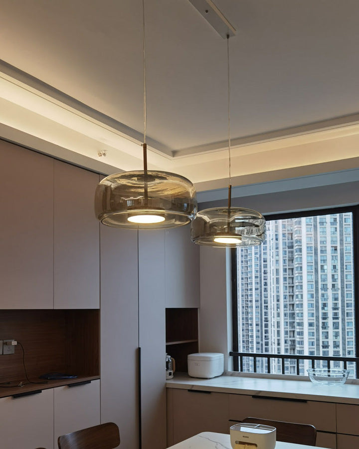 Suspension lumineuse en verre soufflé, design élégant et moderne.  Luminaire intérieur, forme tambour, ambiance chaleureuse.