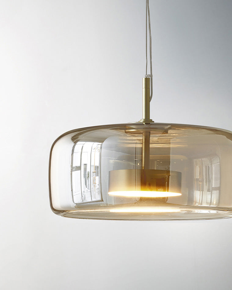Suspension lumineuse en verre soufflé, design élégant et moderne.  Luminaire intérieur, forme tambour, ambiance chaleureuse.