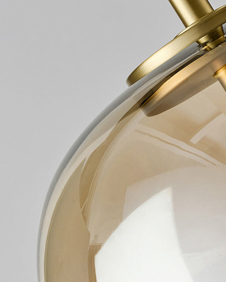 Suspension lumineuse en verre soufflé, design élégant et moderne.  Luminaire intérieur, forme tambour, ambiance chaleureuse.