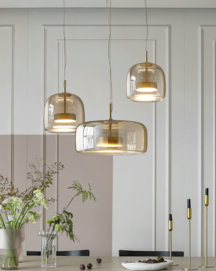 Suspension lumineuse en verre soufflé, design élégant et moderne.  Luminaire intérieur, forme tambour, ambiance chaleureuse.