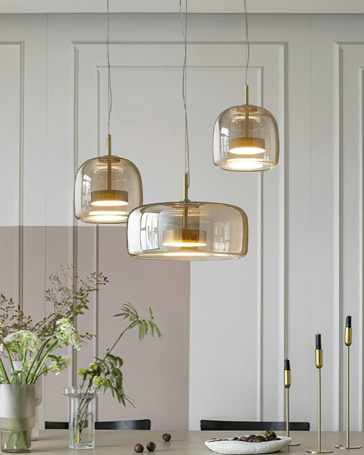 Suspension lumineuse en verre soufflé, design élégant et moderne.  Luminaire intérieur, forme tambour, ambiance chaleureuse.